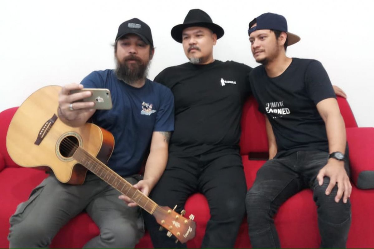 NTRL sebelum tampil dalam acara musik Selebrasi (Selebritas Beraksi) yang ditayangkan secara live streaming di Facebook Kompas.com pada Selasa (10/7/2018) siang. 