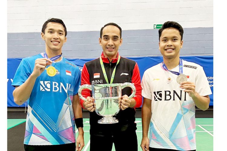 Dosen Unsoed Nanang bersama Jojo dan Anthony Sinisuka Ginting,para juara All England. 