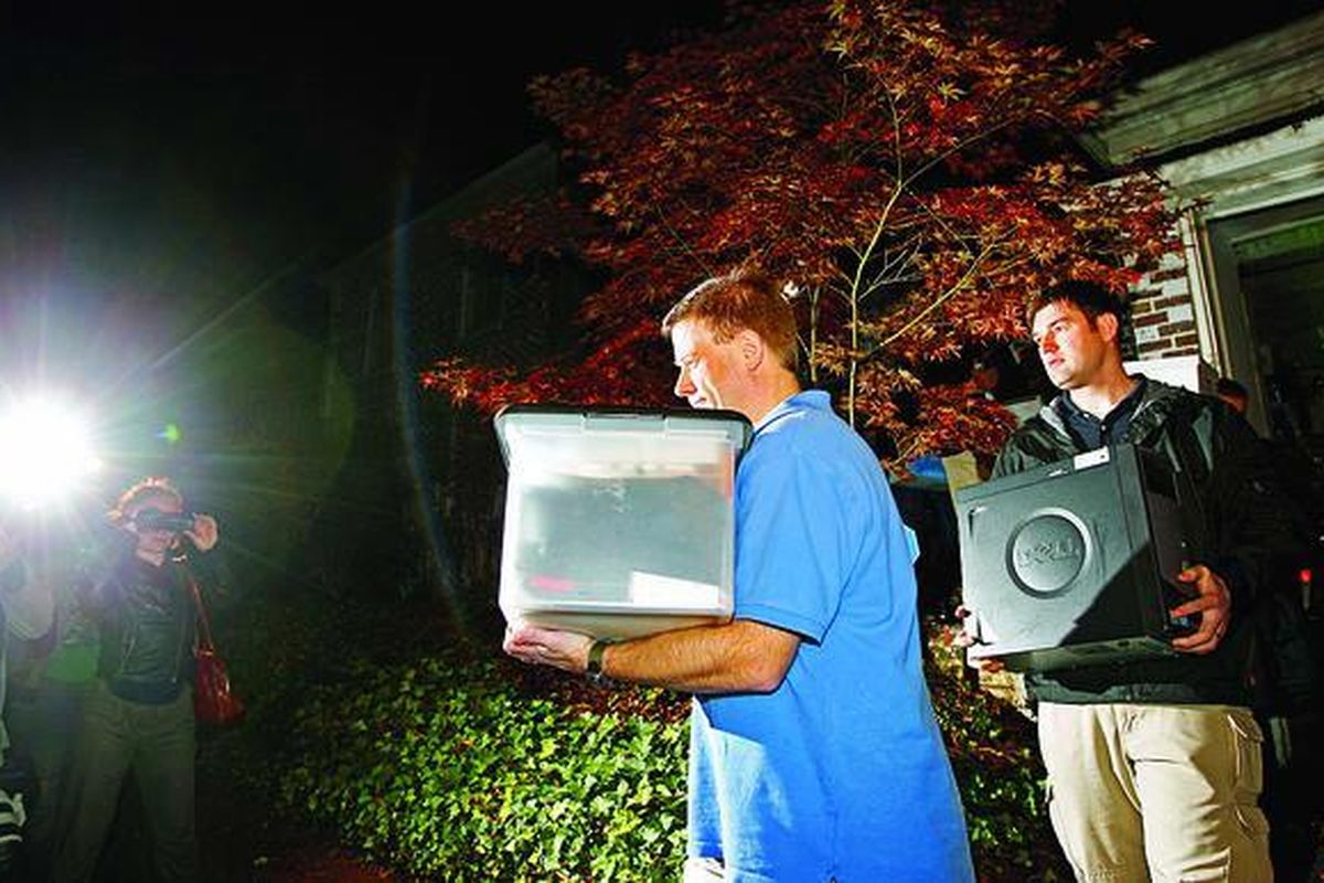 Agen Biro Investigasi Federal AS  (FBI) membawa sekotak bukti dan komputer dari rumah Paula Broadwell, perempuan yang berada di balik mundurnya David Petraeus dari posisi Direktur Badan Intelijen Pusat AS (CIA), di  Dilworth, Charlotte, North Carolina, Selasa (13/11).