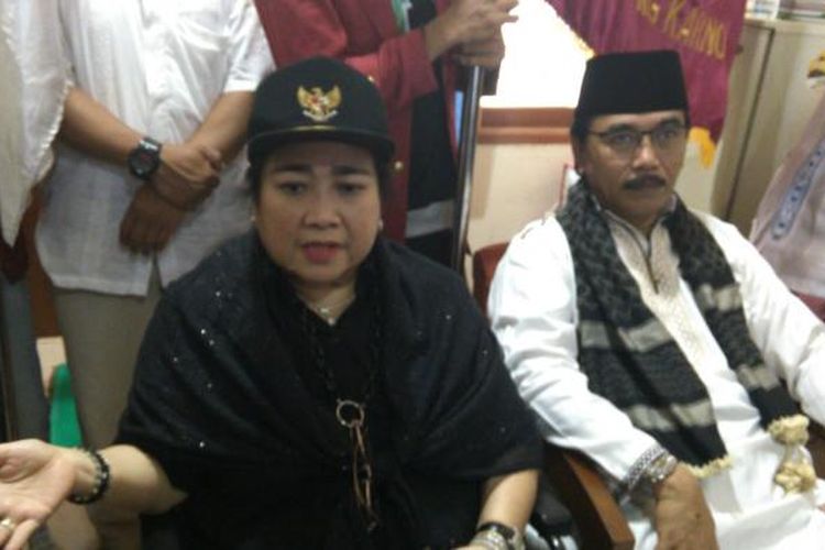 Pendiri Yayasan Bung Karno dan Yayasan Pendidikan Soekarno (YPS) Rahmawati Soekarnoputri dengan Adhiyaksa Dault di Masjid Luar Batang, Penjaringan, Jakarta Utara, Jumat (29/4/2016).