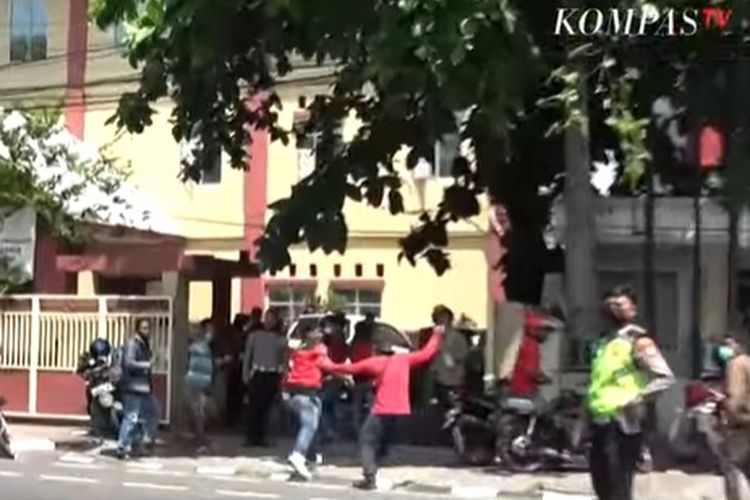 Sejumlah buruh diserang sekelompok orang saat menggelar aksi di Kantor Disnaker Kota Makassar, Selasa (7/9/2021).