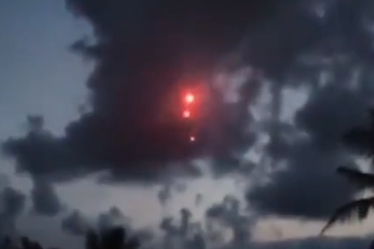 Tangkapan layar video yang memperlihatkan adanya benda bercahaya merah jatuh dari langit Aceh.
