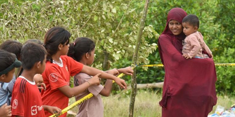 Seorang imigran etnis Rohingya berkomunikasi dengan sejumlah warga di Desa Karang Gading, Labuhan Deli, Deli Serdang, Sumatera Utara, Senin (1/1/2024).
