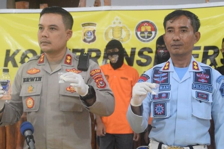 Dua orang narapidana penghuni Lembaga Pemasyarakatan (Lapas) Kelas II A Baubau inisial FR dan AR diamankan tim gabungan Polres Baubau dan anggota Lapas Baubau. Keduanya kedapatan menyimpan dan mengedarkan narkoba jenis sabu didalam Lapas Kelas IIA Baubau.