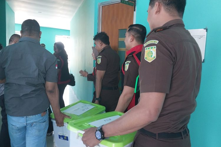 Jaksa geledah RSUD Sumbawa, sita 2 box dokumen pengadaan Alkes Senin (17/7/2023)