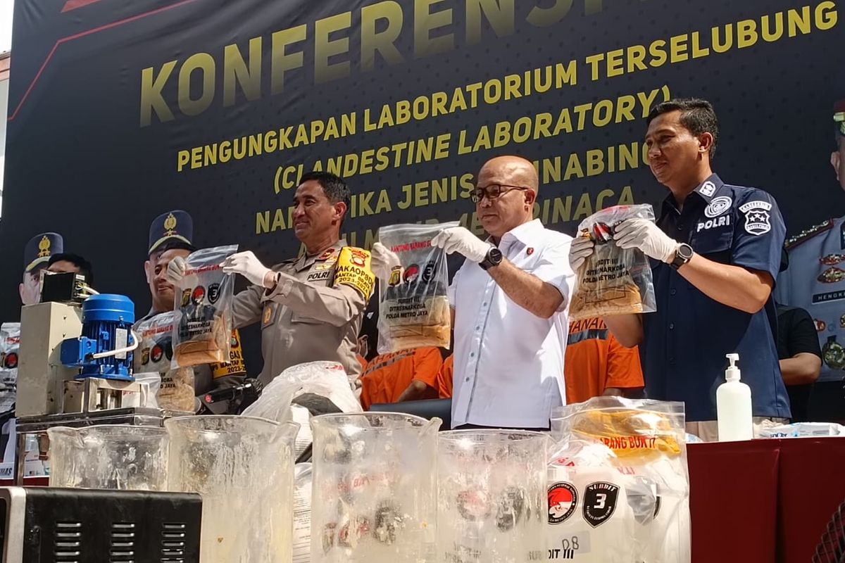 Konferensi pers terkait penggerebekan laboratorium narkoba di Sentul, Bogor, di Polda Metro Jaya, Kamis (2/5/2024).