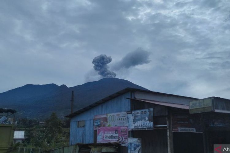 Penampakan Gunung Marapi yang mengalami erupsi dari Kabupaten Agam, Sumatera Barat pada 25 Februari 2024. 