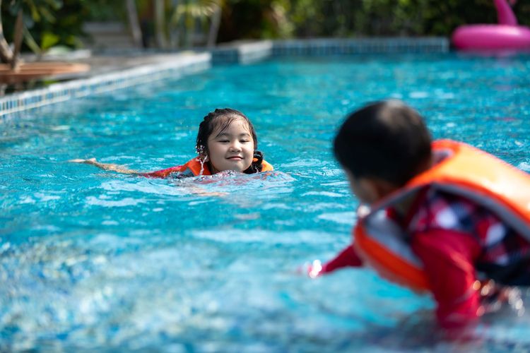 Ilustrasi ukuran kolam renang untuk anak-anak belajar berenang.