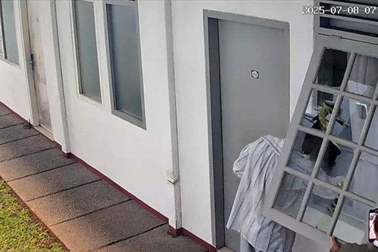 Penjaga kos dan pria lain congkel jendela kamar Arya Daru Pangayunan. 