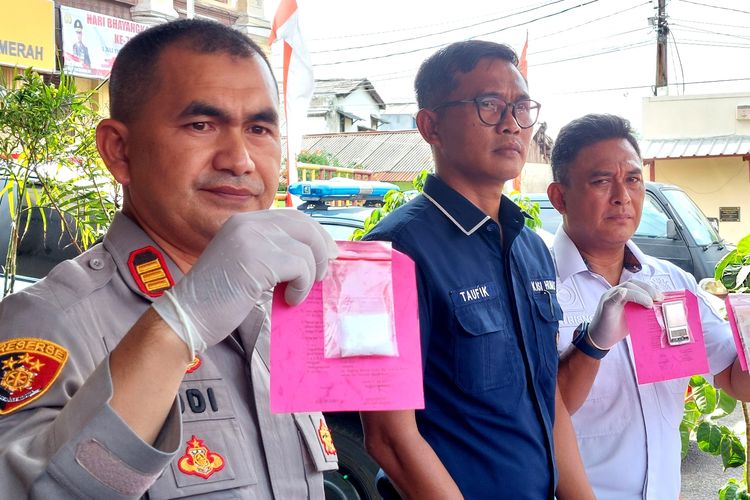 Polsek Palmerah Jakarta Barat menciduk seorang pengedar narkoba dan paket sabu di kawasan rawan peredaran narkoba, Kampung Boncos, di Kota Bambu Selatan, Palmerah, Jakarta Barat.