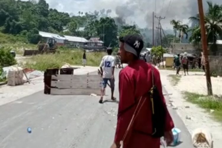 Dua warga desa di kecamatan Kei Besar, kabupaten Maluku Tenggara, Maluku teelibat benteok, Sabtu (12/11/2022). Bentrokan itu menyebabkam sejumlah warga dari kedua belah pihak terluka