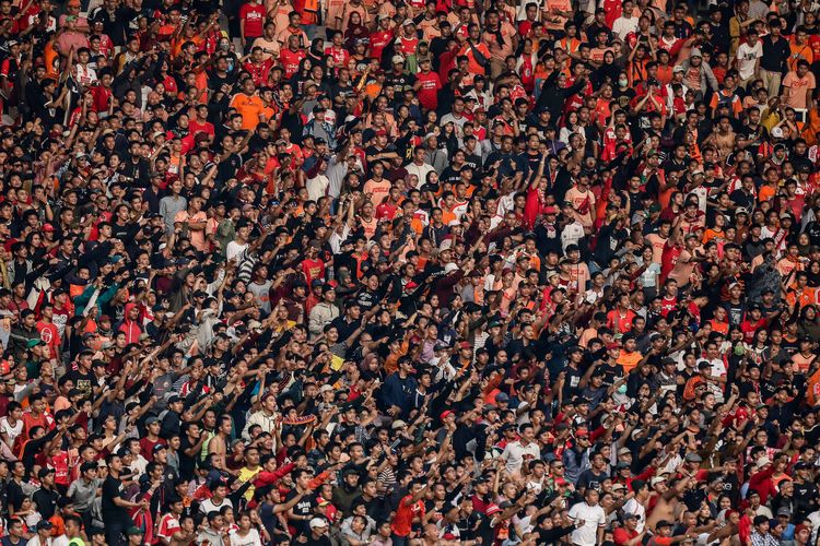 Suporter Persija Jakarta memberikan dukungan pada laga pekan kedelapan Liga 1 2019 di Stadion Utama Gelora Bung Karno, Jakarta, Rabu (10/7/2019). Persija Jakarta bermain imbang dengan skor 1-1 melawan Persib Bandung.