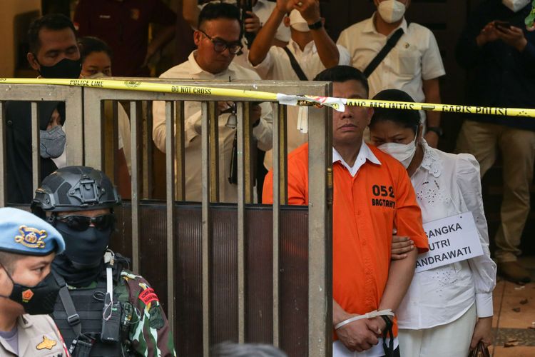 Tersangka Putri Candrawathi menyandarkan kepala di bahu Ferdy Sambo  saat menjalani rekonstruksi kasus pembunuhan Brigadir J di rumah dinas Ferdy Sambo, Duren Tiga, Jakarta Selatan, Selasa (30/8/2022). Tim Khusus (Timsus) Polri menggelar rekonstruksi kasus pembunuhan berencana Brigadir J atau Nofriansyah Yosua Hutabarat.