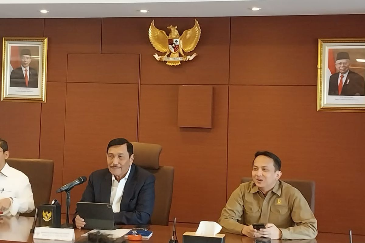 Menko Bidang Kemaritiman dan Investasi, Luhut Binsar Pandjaitan memberikan keterangan pers terkait hasil pertemuannya dengan Pemerintah China, Jakarta, Senin (10/4/2023).