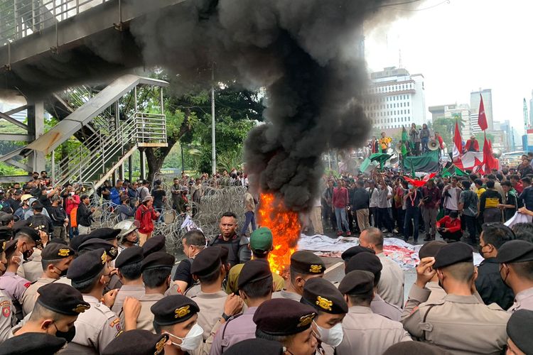 Pengunjuk rasa dari mahasiswa melakukan aksi bahkan ban tepat di bawah JPO Jalan Medan Merdeka Barat, Jakarta Pusat, Kamis (8/9/2022).