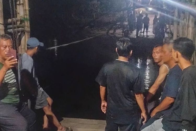 Proses pencarian bapak dan anak di Sungai Kalimas, Sidoarjo-Gresik, Jumat (19/4/2024). Pencarian akan dilanjutkan Sabtu (20/4) karena hingga Jumat sore belum ditemukan.