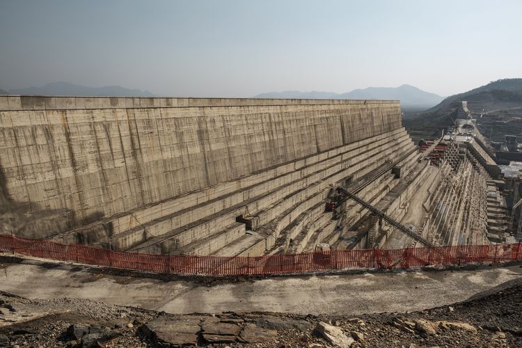 Foto tertanggal 26 Desember 2019 menunjukkan progres pembangunan Bendungan Grand Ethiopian Renaissance Dam (GERD). Proyek ini menjadi sengketa karena diperdebatkan 3 negara yakni Sudan, Mesir, dan Ethiopia.