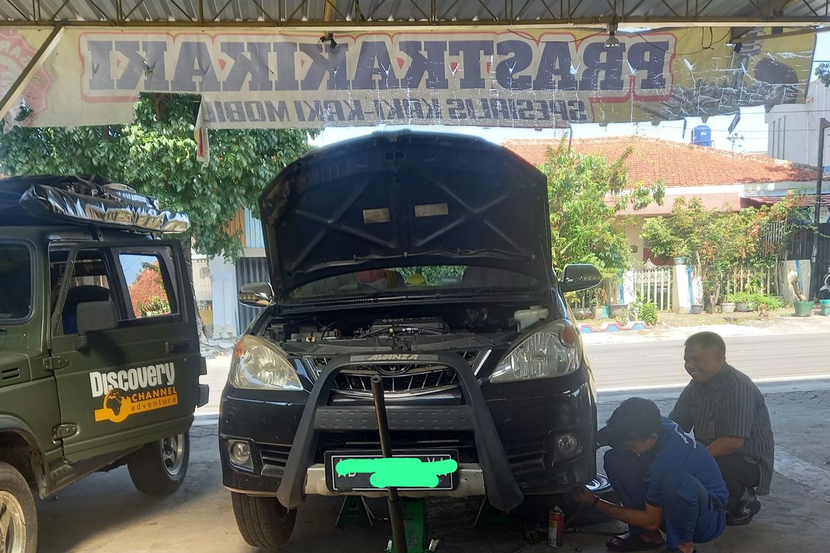 Perbaikan kaki-kaki mobil di bengkel Prast Kaki-Kaki, Solo.