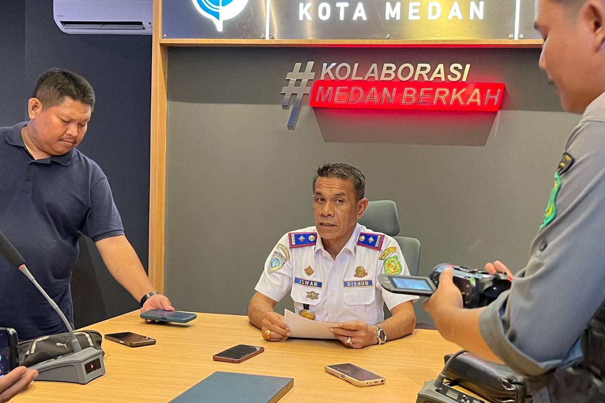 Kadishub Medan, Iswar Lubis saat menyampaikan keterangan pers soal tarif bus listrik, di ITS Dishub Medan, Senin (30/12/2024)