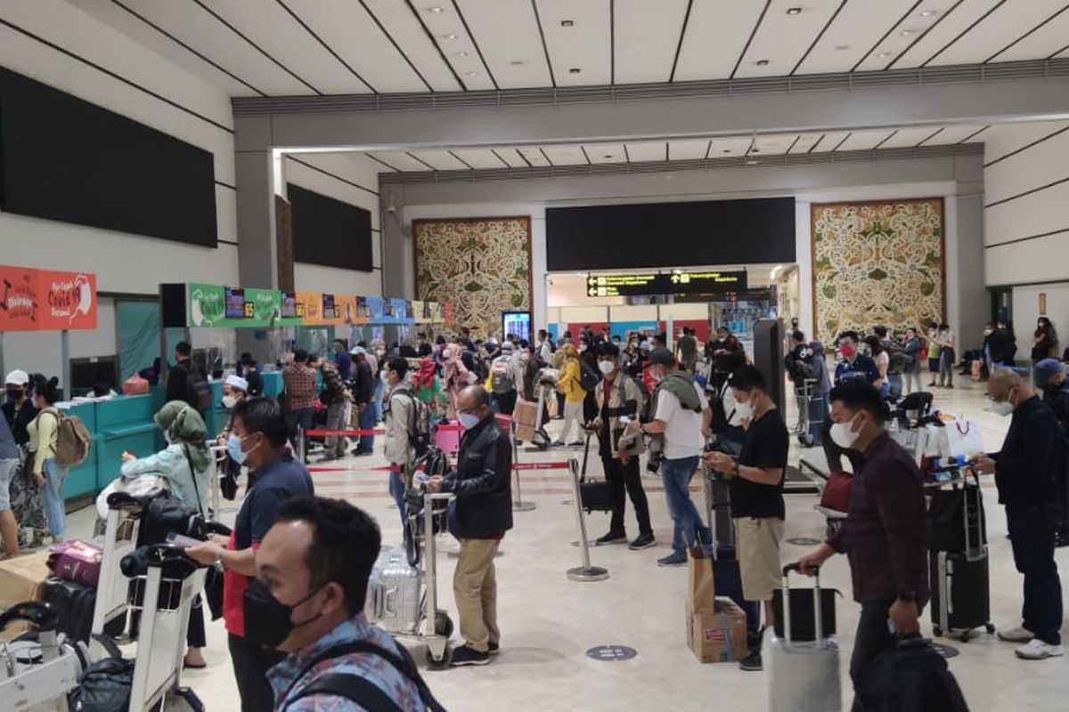 Bandara Soekarno Hatta di Tangerang, Banten, dipadati calon penumpang pada Rabu (5/5/2021). Para calon penumpang memanfaatkan hari ini untuk mudik ke kampung halaman karena mulai Kamis besok, larangan mudik sudah mulai berlaku. 