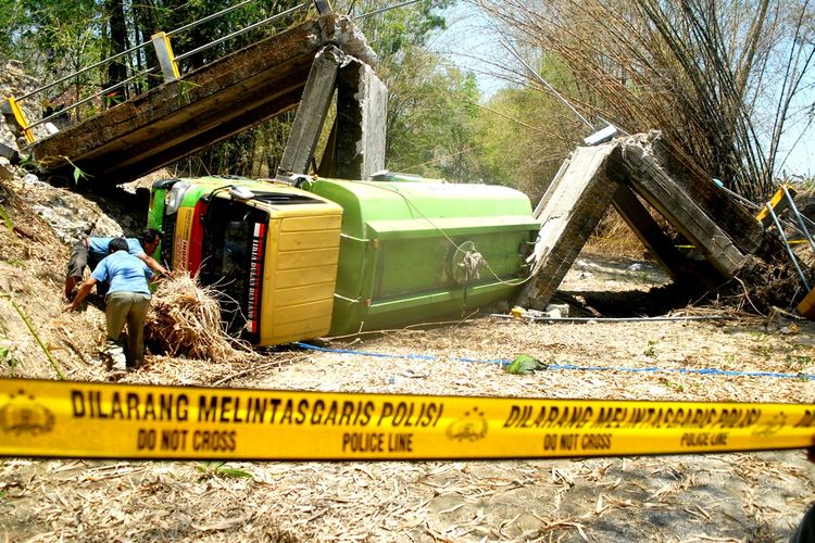 Suasana jembatan ambruk dan truk tangki air yang memuat 8.000 liter air bersih terjatuh di Dusun Canden, Desa Jambangan, Kecamatan Geyer, Kabupaten Grobogan, Jawa Tengah, Kamis (7/11/2019) siang.