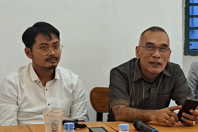 Caleg DPRD Makassar dari Partai PDIP dr Udin Shaputra Malik (kiri) didampingi Penasihat Hukumnya, Yusuf Laoh (kanan) saat konferensi pers di salah satu kafe di JL Skarda Makassar, Sulsel, Kamis (29/2/2024)