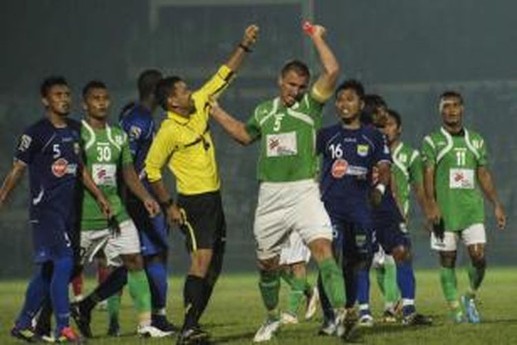 Pesepak bola PSMS Medan Sasa Zecevic (tengah) mengambil karti merah dari tangan wasit saat memprotes keputusan wasit pada pertandingan Indonesia Super Liga 2011/2012 di Stadion Teladan, Medan, Sumut, 17 Juni 2012. Pemenang I Kategori Sport.