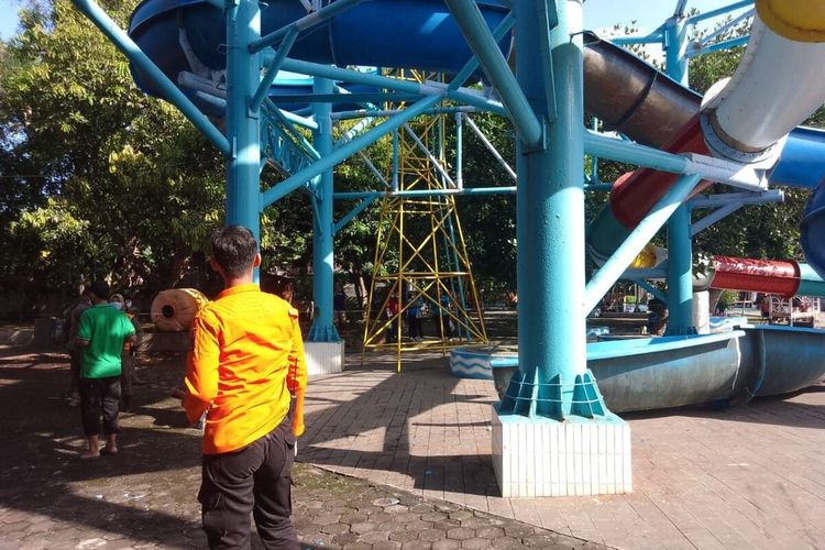 Petugas mengamati lokasi ambrolnya perosotan Kenjeran Park Surabaya, Sabtu (7/5/2022).
