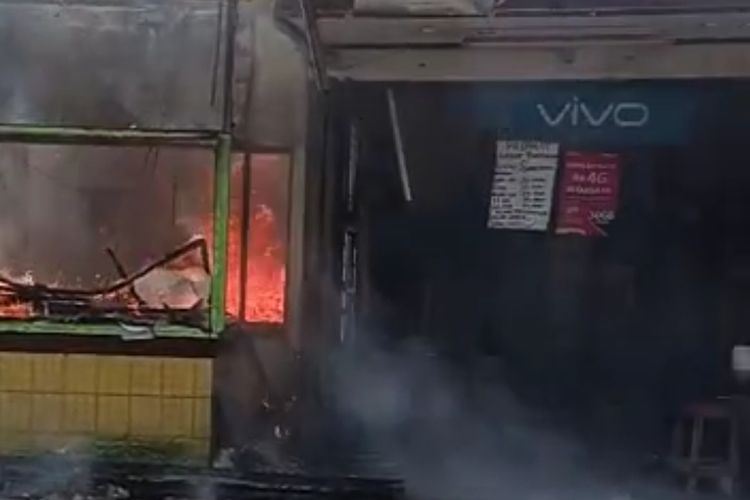 Kebakaran Rumah Makan Padang dan Dua Unit Gerai Ponsel di Kosambi Tangerang, Diduga Akibat Korsleting Listrik. Peristiwa Itu Terjadi pada Rabu (10/8/2022).