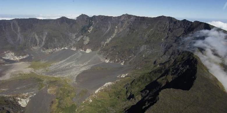 Kawah Gunung Tambora berdiameter lebih kurang tujuh kilometer yang dipagari tebing curam sedalam 1.200 meter di Kabupaten Bima dan Dompu, Nusa Tenggara Barat, Minggu (19/6/2011).