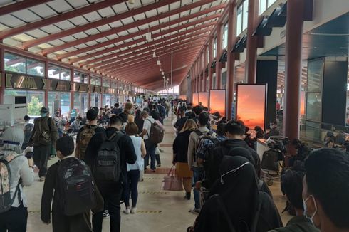 Saat Ada Penumpukan Penumpang di Bandara Soekarno-Hatta karena 2 Hal Berbeda dalam 1 Hari...