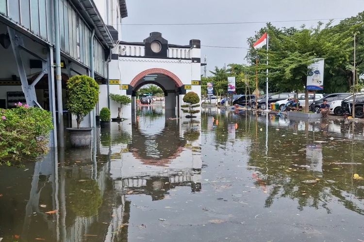 Kondisi Stasiun Tawang Semarang lumpuh total akibat banjir, Kamis (14/3/2024).