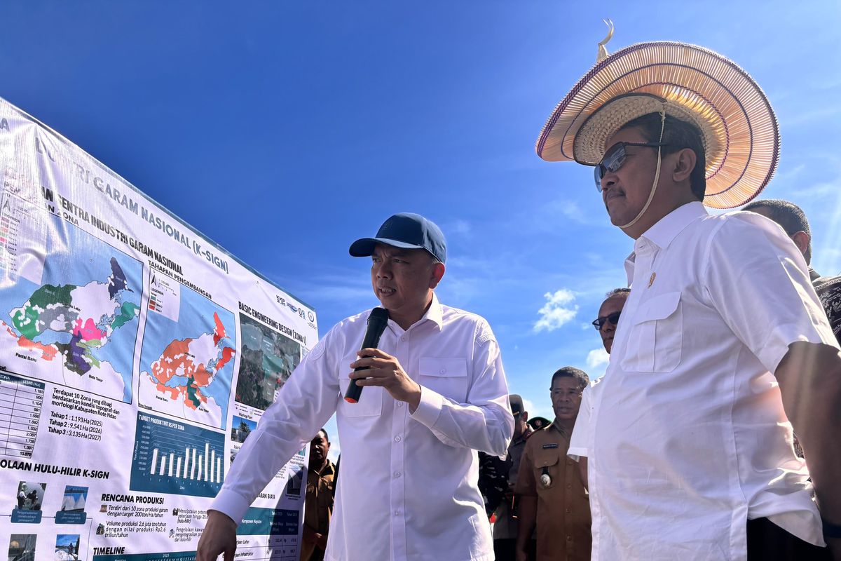 Menteri Kelautan dan Perikanan Sakti Wahyu Trenggono mengunjungi pengembangan Kawasan Sentra Industri Garam Nasional (K-SIGN) di Kabupaten Rote Ndao, Nusa Tenggara Timur (NTT), Selasa (3/6/2025).