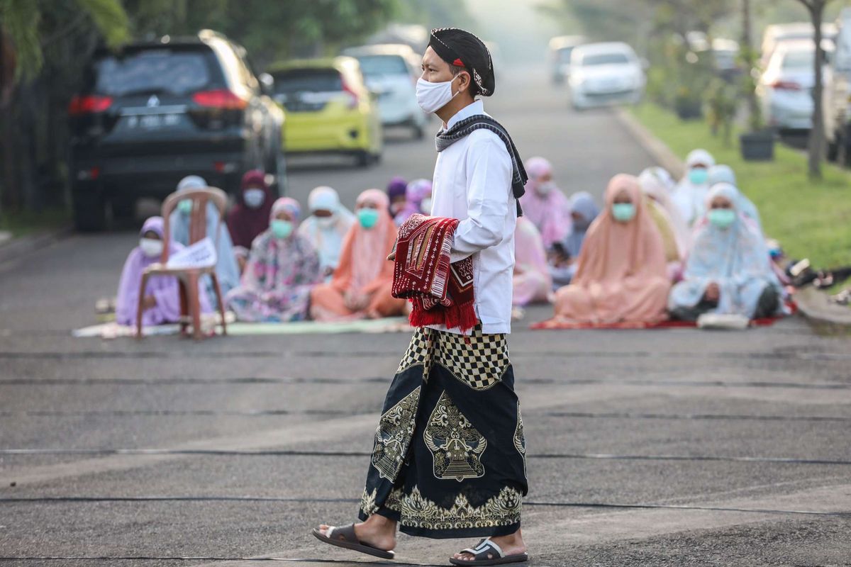 Umat Muslim saat melaksanakan ibadah salat Id di salah satu kompleks perumahan di Kecamatan Tarumajaya, Kabupaten Bekasi, Jawa Barat, Minggu (24/5/2020). Meski di tengah pandemi COVID-19 umat muslim tetap melaksanakan shalat Idul Fitri 1 Syawal 1441 Hijriah.