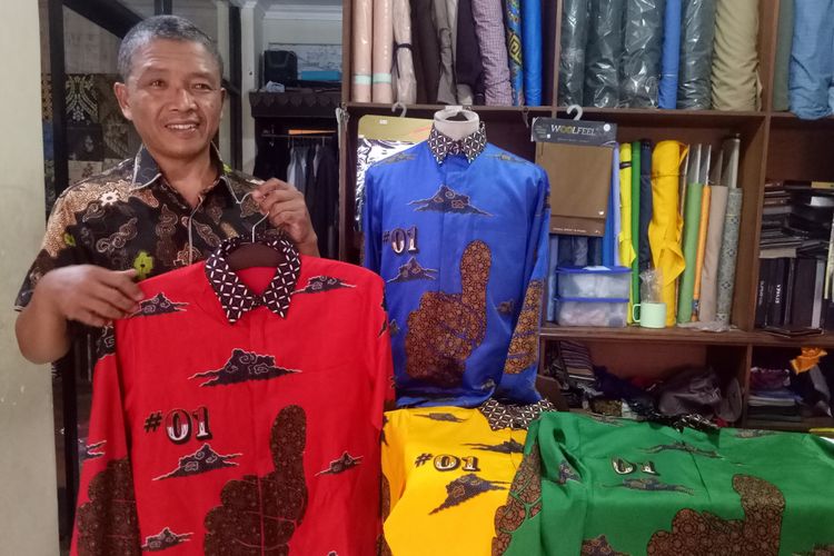 Pemilik Arjuna Tailor, Suparto (58) menunjukkan baju kemeja batik lengan panjang pesanan Jokowi untuk kampanye terbuka Pilpres 2019 di rumahnya Gilingan, Banjarsari, Solo, Jawa Tengah, Jumat (8/3/2019).
