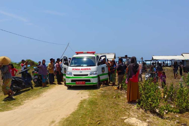 Suasana evakuasi WN Turki yang meninggal tenggelam di pantai Torok Aik Belek, Lombok Tengah, Minggu (22/10/2023).