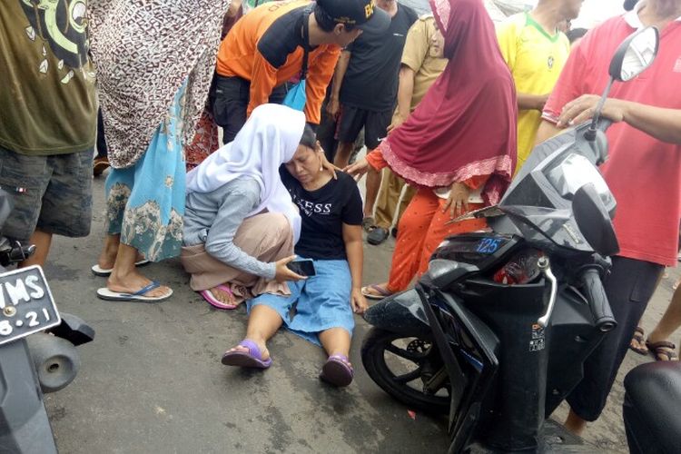 Atun, Orang tua anak yang hanyut terbawa arus saat berenang ditengah banjir di kali Perumahan Pondok Maharta, Pondok Kacang Timur,Pondok Aren, Tangerang Selatan, Selasa (25/2/2020).