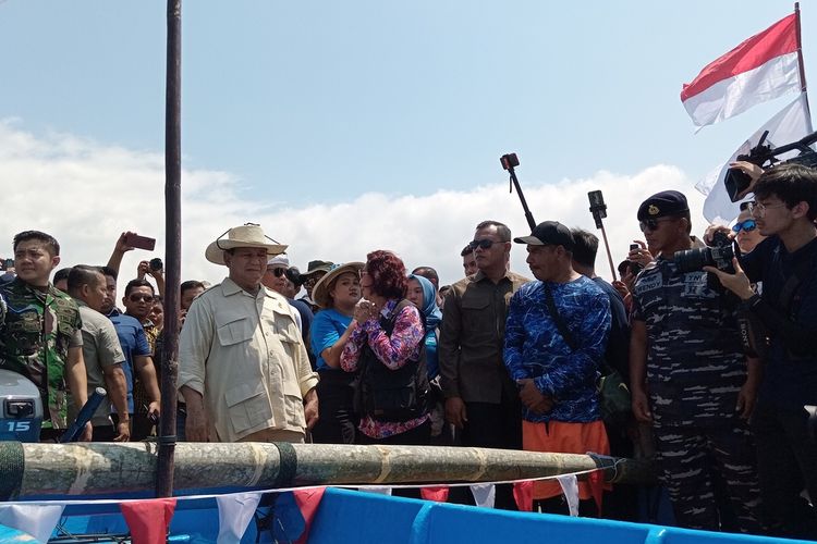 Menhan Prabowo mengecek kualitas kapal yang akan diserahkan kepada nelayan di Pelabuhan Cikidang, Pangandaran, Rabu (11/10/2023).