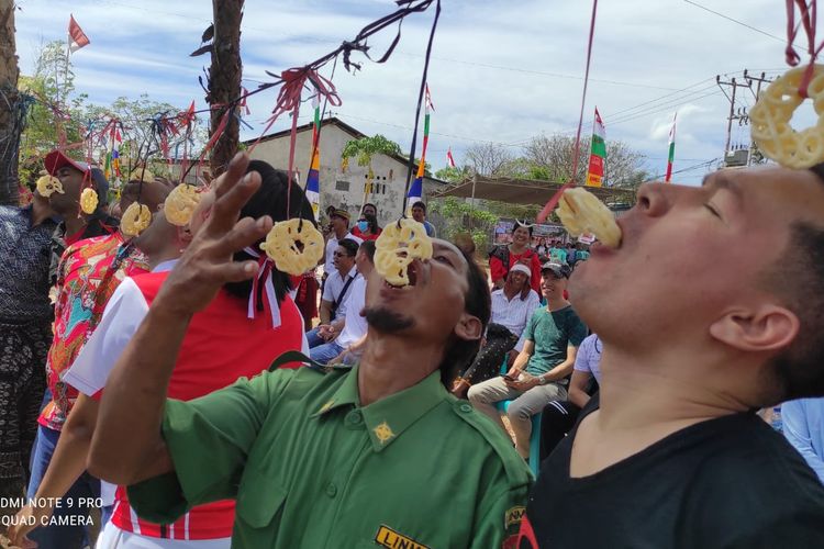 Pengungsi Afganistan yang bermukim di wilayah Kelurahan Liliba, Kota Kupang, Nusa Tenggara Timur (NTT), mengikuti lomba makan krupuk dalam rangka merayakan HUT ke -77 RI