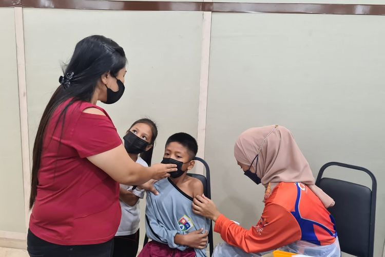 Anak anak pelajar CLC Tawau mengikuti vaksinasi covid19 di gedung KRI Tawau Malaysia.KRI menjembatani anak anak PMI untuk mendapat vaksi dengan menggandeng Kementrian Kesihatan Malaysia (KKM)