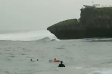 Viral, Video Penyelamatan Wisatawan yang Terseret Arus di Pantai Drini, Dievakuasi dengan Papan Surfing