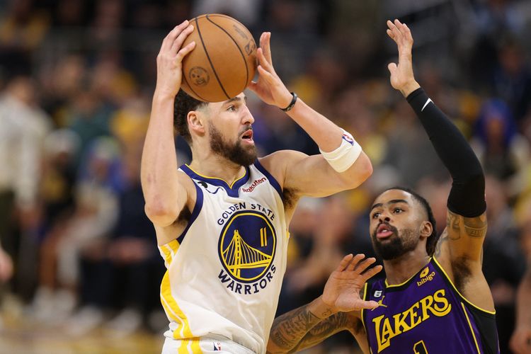 Klay Thompson (jersey putih) dari Golden State Warriors dijaga D'Angelo Russell (Los Angeles Lakers) pada kuarter keempat game dua Playoff Semifinal Wilayah Barat NBA di Chase Center pada 4 Mei, 2023 di San Francisco, California.