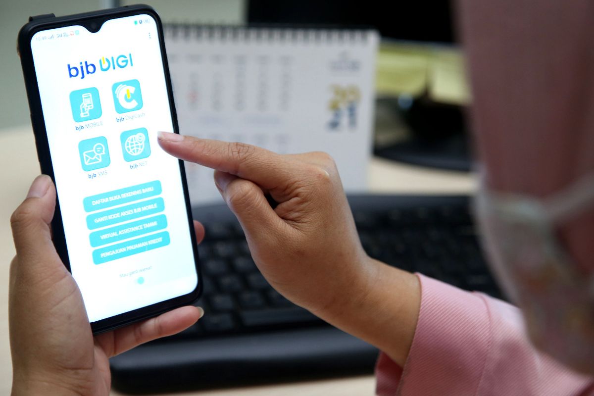 Seorang nasabah tengah menggunakan aplikasi BJB Digi.