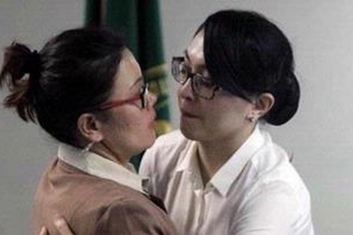 Anggota Badan Anggaran DPR RI dari Partai Demokrat, Angelina Sondakh (kanan) berpelukan dengan mantan Direktur Operasional Marketing Permai Grup, Mindo Rosalina Manullang, saat sidang lanjutan di Pengadilan Tipikor Jakarta Selatan, Kamis (11/10/2012). Mindo menjadi saksi dengan terdakwa Angelina terkait kasus dugaan penerimaan suap pengurusan anggaran sejumlah proyek di Kemenpora dan Kemendiknas. TRIBUNNEWS/HERUDIN