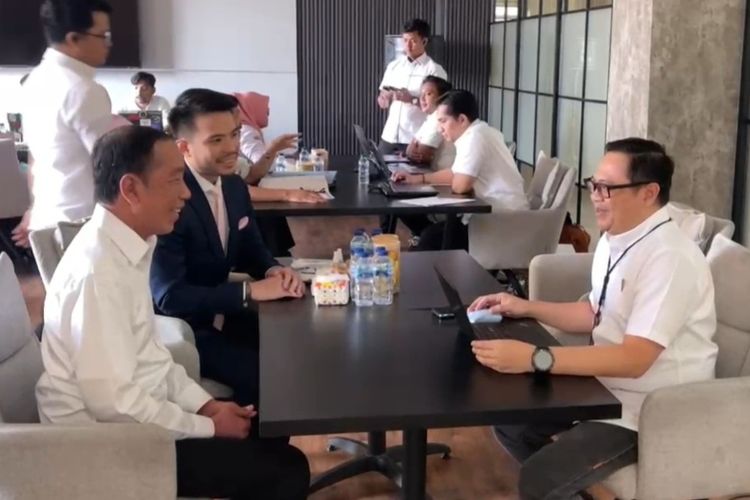 Jokowi Bawa Ijazah Asli SD-S1 UGM ke Polresta Solo