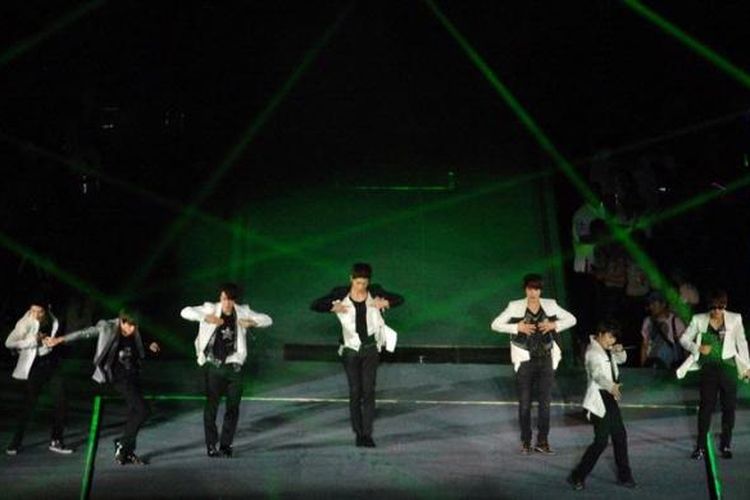 Super Junior atau SuJu tampil dalam konser SMTOWN Live World Tour II di Gelora Bung Karno, Senayan, Jakarta, Sabtu (22/9/2012). Konser SMTOWN Live World Tour II didukung oleh boyband dan girlband Korea seperti Kangta, Boa, Tvxq, Girls Generation, Shinee, F(x), dan Exo.