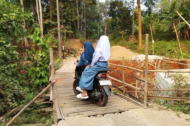 Jembatan Ambrol Belum Diperbaiki, Warga Pekalongan Lintasi Jembatan Bambu 
