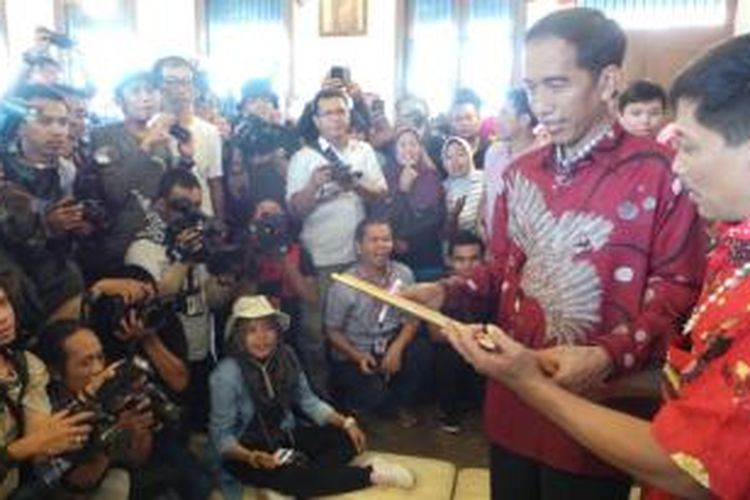 Calon presiden Joko Widodo berbelanja batik Trusmi khas Cirebon di toko Pesona Batik Jalan Trusmi 1 Plered, Cirebon, Jawa Barat pada Rabu (18/6/2014).