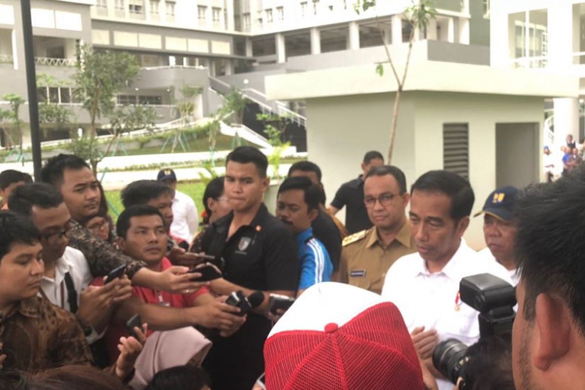 Presiden RI Joko Widodo ketika meninjau Wisma Atlet Kemayoran ditemani Gubernur DKI Jakarta Anies Baswedan, Senin (26/2/2018). 