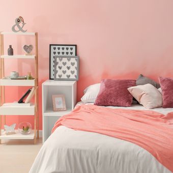 Ilustrasi kamar tidur dengan warna cat dinding merah muda atau pink. 